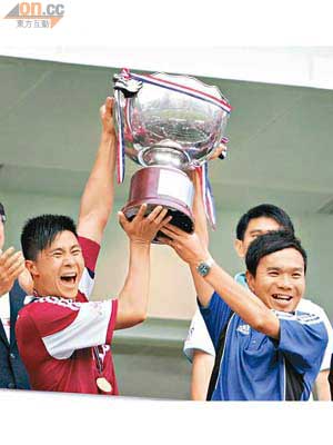 南華隊長李海強（左）同署理總教練陳浩然一齊高舉足總盃。