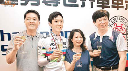 郭灝霆（左二）與父母及教練沈金康（右）於祝捷會舉杯慶祝。