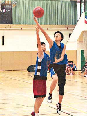 青少年球員落力比賽，力爭入選今年嘅籃球訓練營。