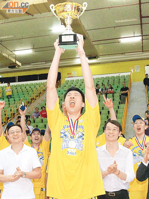 蔡芳裕於總決賽Game5大爆發為永倫封王，捧起獎盃特別興奮。