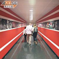 走廊牆上有歷史經典場面，如走入時光隧道。