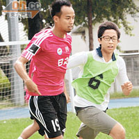 「亨利」鄭少偉（左）落場與青少年較技。