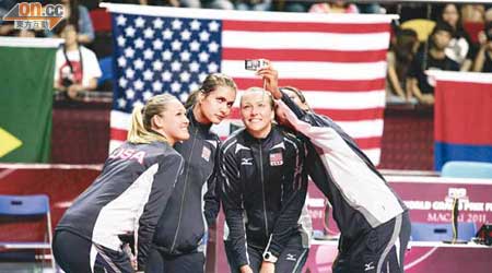 美國女排於頒獎台上開心合照。