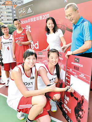 今屆「街籃」增設女子公開賽，朱巧兒（前排左）與隊友黃夢雨即場報名。