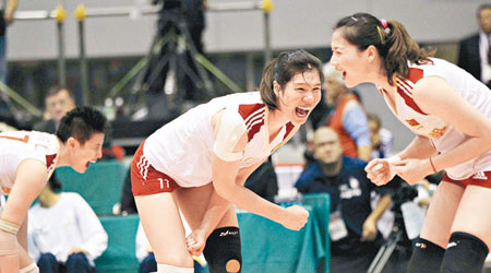 中國女排力挫日本，球員開心到震！（中新社圖片）