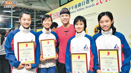 前日在澳門公開賽中求婚成功的壁球大師兄劉少維（中）昨亦有出席頒獎禮捧「四小花」場。