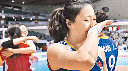 中國女排打爭氣波取得倫奧參賽資格，魏秋月（右）喜極而泣。（中新社圖片）