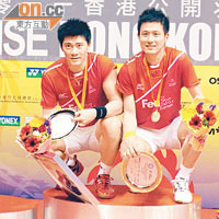 男雙冠軍傅海峰（左）同蔡贇，攞獎後踎喺頒獎台好騎呢！