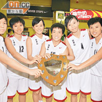 奪得女子組冠軍的桂華山，眾隊員開心展示獎牌。
