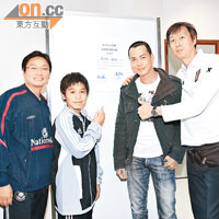 盧俊延（左二）代表全體球員與校方簽約，成為精英計劃成員，謝天華見證。