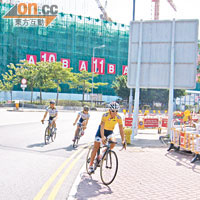 師弟林啟俊揸電單車載台灣攝記，影低阿寶點樣安全駕駛。