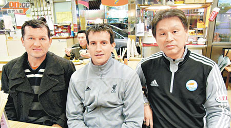 晨曦領隊周文舜（右）與教練列卡度（左）對艾耶拉充滿期望。