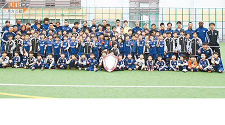 應屆高級組銀牌得主日之泉JC晨曦昨與晨曦足球學校一班足球小將大合照留念。