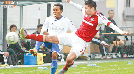 南華陳肇麒（右）起飛腳踢走大埔安基斯腳下球。
