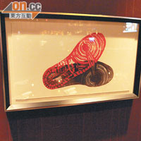 「神」之足迹<BR>餐廳內掛畫將佐敦鞋印變成藝術品。