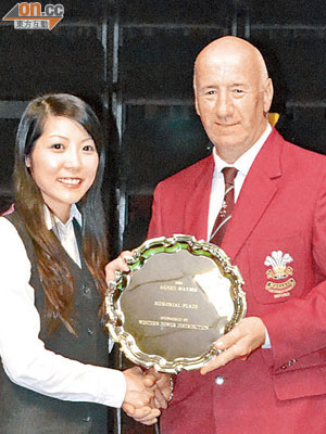 葉蘊妍（左）領取英國職業排名賽冠軍獎項。