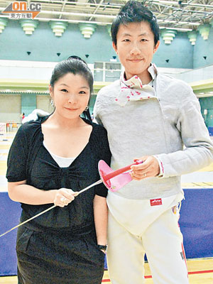 林衍聰（右）將攜好友的粉紅色幸運佩劍出戰奧運。