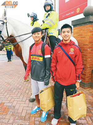 柏熹及瑋樂在球場外與維持秩序的騎警合照。