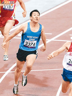 蘇樺偉（藍衫）力拚得第四名。（相片由香港殘奧會提供）