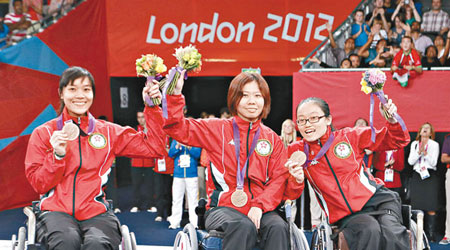 女重隊3位劍手（左起）余翠怡、范珮珊和陳蕊莊再為香港爭光。