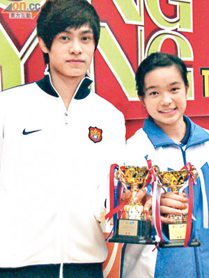 孔軍凱（左）和梁梓菁分奪男女單錦標。