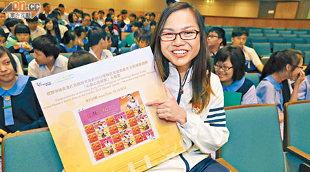 李慧詩手執以她勇奪獎牌為題的「心思心意郵票小版張」。