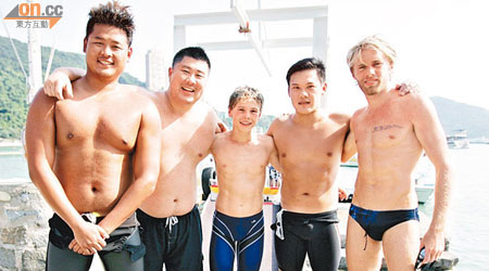 鍾國樑（左）和韋安祖（右）與朋友一同參賽，享受沙灘暢泳樂趣。