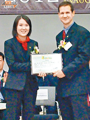 Tim Harkness（右）在香港運動心理專業協會就職典禮，與乒乓球代表王晶合照。
