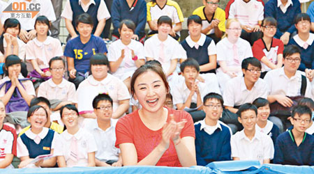 何雯娜校訪「仁愛堂田家炳」，獲得數以百計學生歡迎。