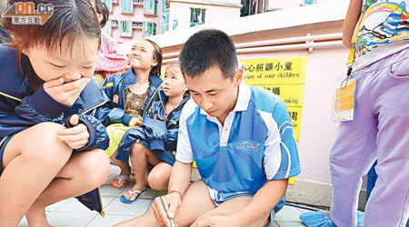 前奧運金牌跳水名將王峰訪港，獲小Fans索取簽名。