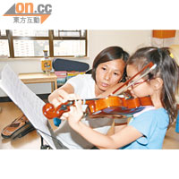 學「豆豉」陪細女練小提琴。