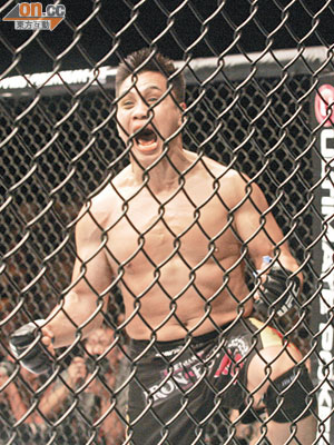 康李勝出後在鐵籠內咆哮慶祝，非常有霸氣。