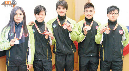 五名大專運動員展示在全國大學生運動會所得的獎牌。