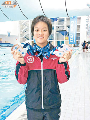 施幸余展示自己在今屆亞洲泳賽所得的6面獎牌。