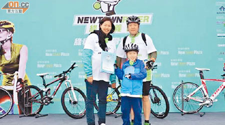 陳慧琪（左）上台與參加者分享單車樂趣。