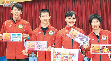 4位殘奧獎牌選手（左起）歐棨麟、蘇樺偉、余翠怡和黃家汶展示各式郵品。