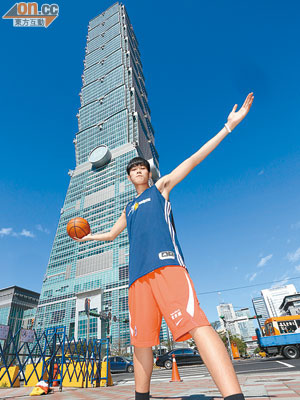 吳俊欣於台北101大樓留影，夠晒氣勢。