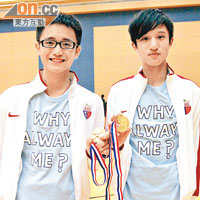 鄧沛霆（左）及蔡俊彥着上「招積」Tee領取個人賽金牌。