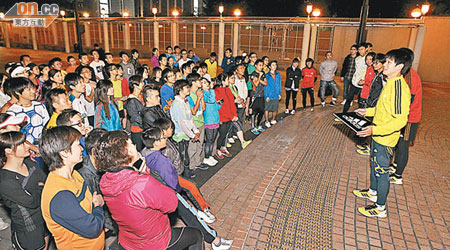 紀嘉文（右）上周四晚在九龍公園舉行本月份首次adidas Urban Run活動，場面非常熱鬧。