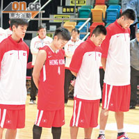 港隊球員賽前低頭默哀，悼念前港將陳子浩。
