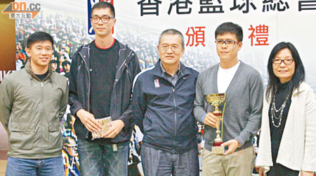 籃總主席陳瑞添（中）頒發工商盃獎座予豪情代表張志豪（右二）。