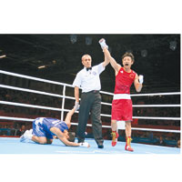 在去年的倫敦奧運，鄒市明（右）力壓泰國對手再奪49公斤級男子拳擊冠軍寶座。