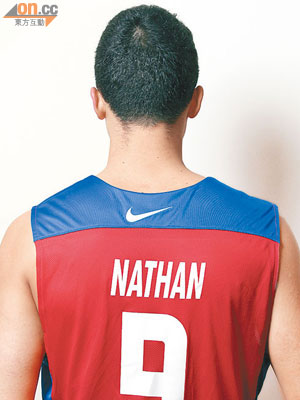 Nathan着９號，正是「彌敦道９號」之意。