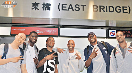 「眼鏡蛇」格蘭（右二）與「街波王」艾斯頓（右三）昨經港轉赴澳門，準備出席周三舉行的威尼斯人國際群星籃球對抗賽。  