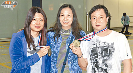 張鈺（右）及姜華珺（左）擰住世錦賽銅牌同李惠芬合照。