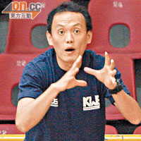 桂華山教練翁金驊在場邊教波好肉緊。