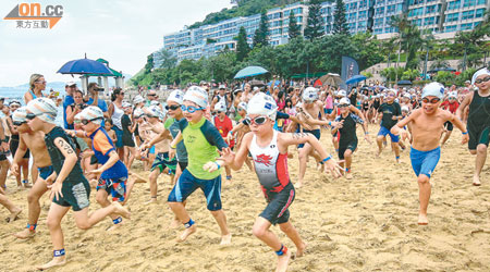 「小童賽」於昨晨8時半起步，眾小將從沙灘飛奔落海。