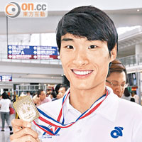 蔡其皓展示全國賽金牌。