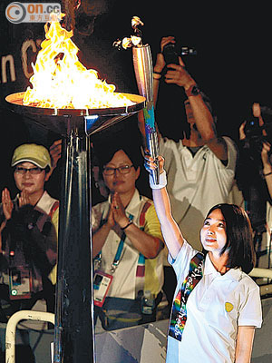 南韓桌壇美女車由蘭於開幕式上進行聖火燃點儀式。