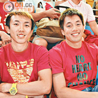 飛人愛籃球<br>徐志豪（左）和吳家鋒兩名港接力隊亞洲冠軍成員是正宗籃球躉，昨晨剛從印度返港，晚上便到灣仔伊館睇波，兩名「飛人」更說：「我們下午還去打了籃球！」